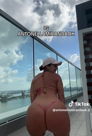 4. Sexy Antonella Miranda Shows Asshole while Twerking