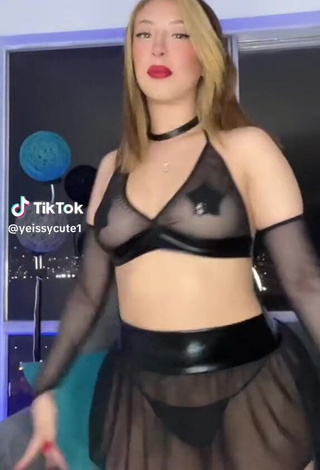4. Sexy yeissycute1 Shows Cameltoe