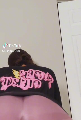 4. Sexy usami2000 Shows Butt while Twerking