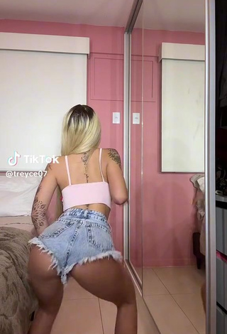 3. Sexy Thallita Treyce Shows Butt while Twerking
