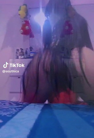 2. Sexy soythica Shows Butt while Twerking