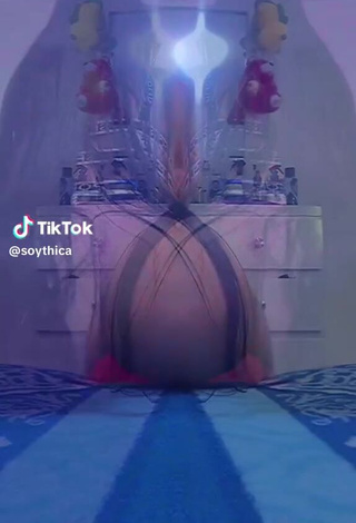 5. Sexy soythica Shows Butt while Twerking