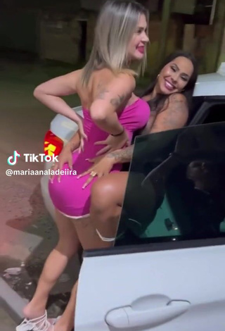 2. Sexy mariaanaladeiira Shows Butt