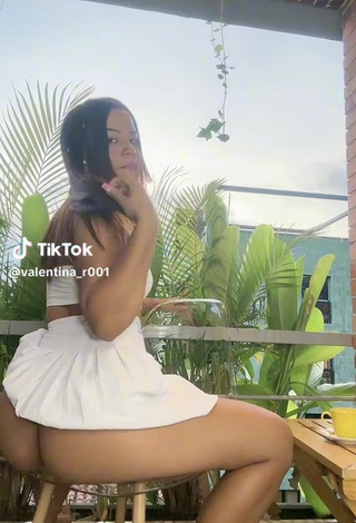 1. Sexy Valentina Rodriguez Shows Butt while Twerking