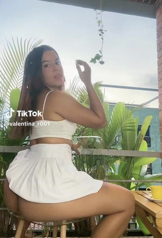 3. Sexy Valentina Rodriguez Shows Butt while Twerking