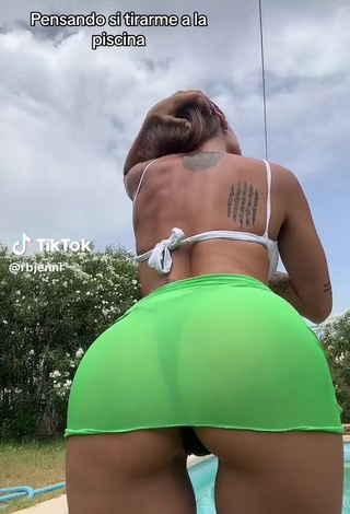 1. Sexy Jenni Reis Shows Butt