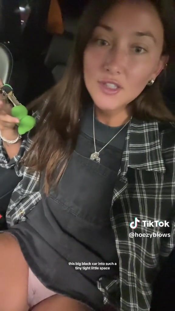 Sexy Jozy Blowz Shows Cameltoe in a Car sexyfilter