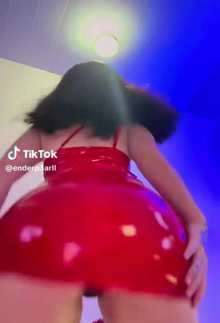 2. Hot enderp3arll Shows Butt while Twerking
