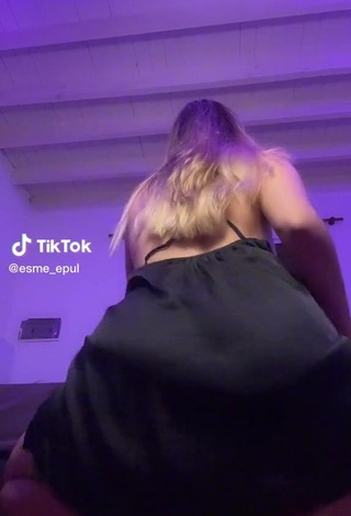 2. Hot esme_epul Shows Butt while Twerking