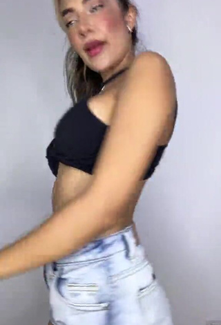 2. Sexy Daniela Meneses Shows Butt while Twerking