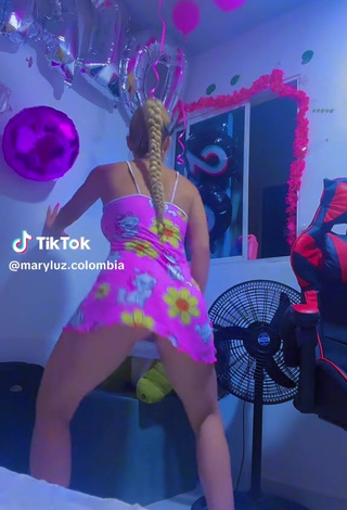 Sexy maryluz.colombia Shows Butt while Twerking