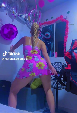 2. Sexy maryluz.colombia Shows Butt while Twerking