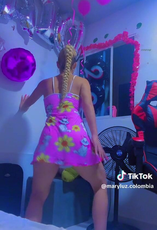 3. Sexy maryluz.colombia Shows Butt while Twerking