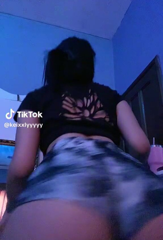 2. Sexy keixxlyyyyy Shows Butt while Twerking