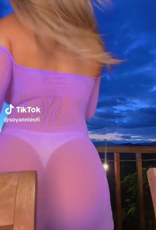 2. Sexy soyannieofi Shows Cameltoe while Twerking Braless