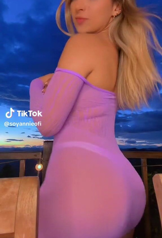 4. Sexy soyannieofi Shows Cameltoe while Twerking Braless