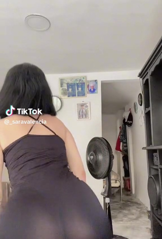 1. Sexy Sara Valencia Shows Butt while Twerking