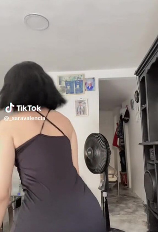 3. Sexy Sara Valencia Shows Butt while Twerking