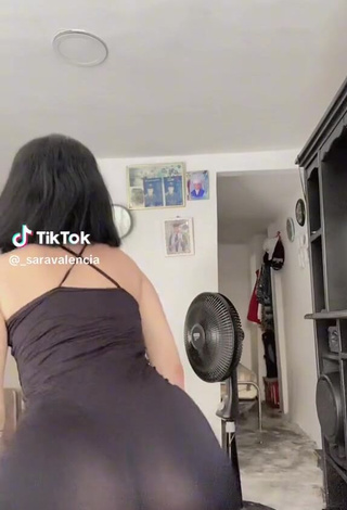 4. Sexy Sara Valencia Shows Butt while Twerking