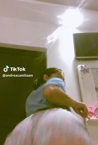 4. Sexy Andrea Camila Shows Butt while Twerking