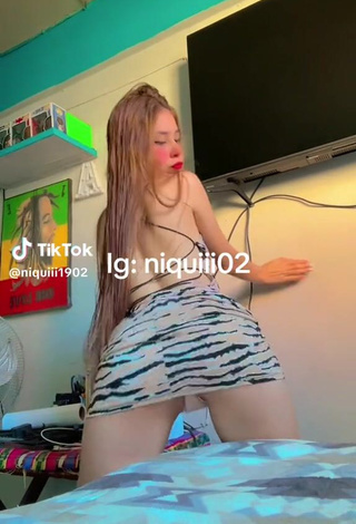 4. Sexy niquiii1902 Shows Butt while Twerking