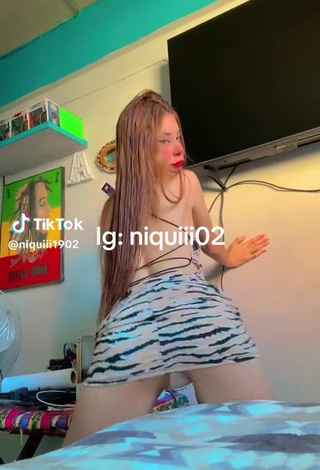 5. Sexy niquiii1902 Shows Butt while Twerking