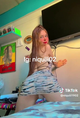 6. Sexy niquiii1902 Shows Butt while Twerking