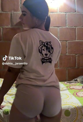 1. Hot Dahia Jaramillo Shows Butt while Twerking