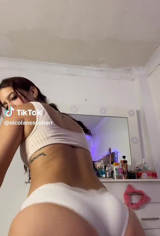 3. Sexy Nicolane Escobar Shows Butt while Twerking