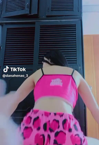 3. Sexy Dana Henao Shows Butt while Twerking