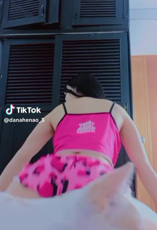 4. Sexy Dana Henao Shows Butt while Twerking