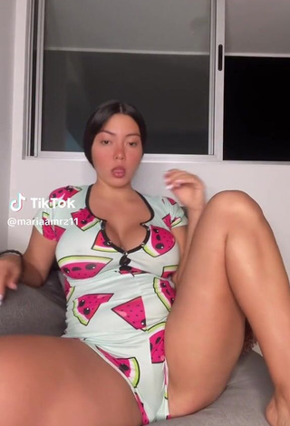2. Sexy Mariam Rodriguez Shows Cleavage in Overall while Leg Spread
