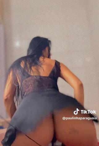 6. Hot paulinhaparaguaia Shows Asshole while Twerking