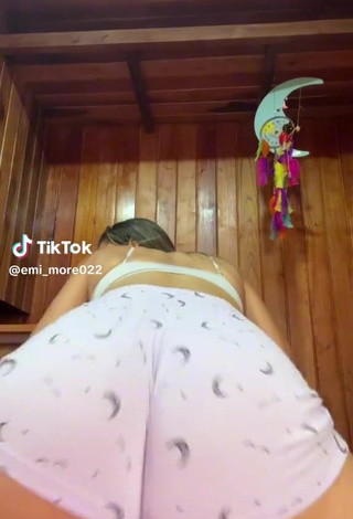 3. Hot emi_more022 Shows Cameltoe while Twerking