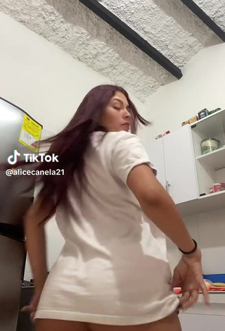 2. Sexy alicecanela21 Shows Butt while Twerking