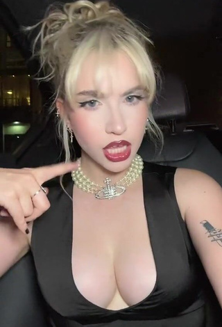 2. Sweetie Abby Roberts Shows Cleavage in a Car