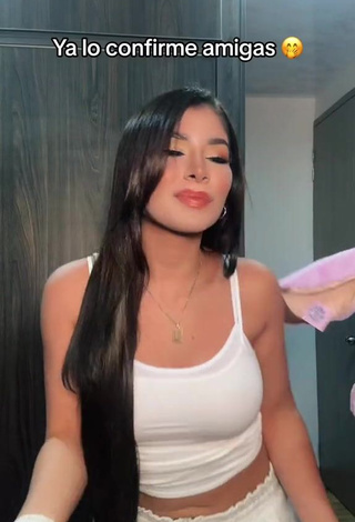 5. Erotic Alexa Torrex Shows Cleavage in White Crop Top
