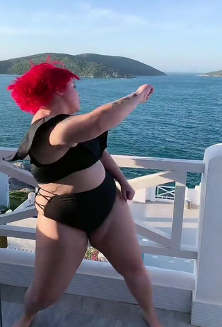 Hottest Alexia Tamira Shows Cleavage in Bikini