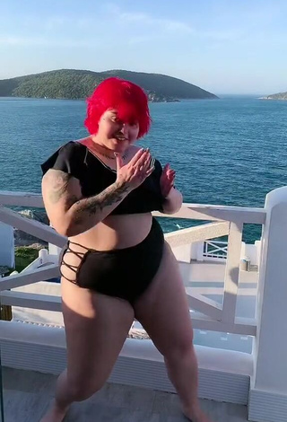 2. Hottest Alexia Tamira Shows Cleavage in Bikini