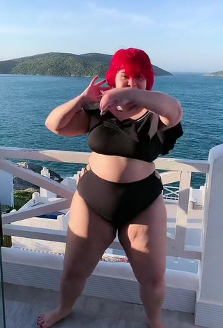 3. Hottest Alexia Tamira Shows Cleavage in Bikini