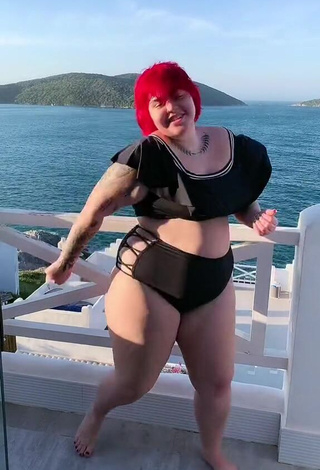 4. Hottest Alexia Tamira Shows Cleavage in Bikini