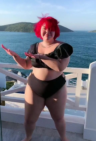 5. Hottest Alexia Tamira Shows Cleavage in Bikini