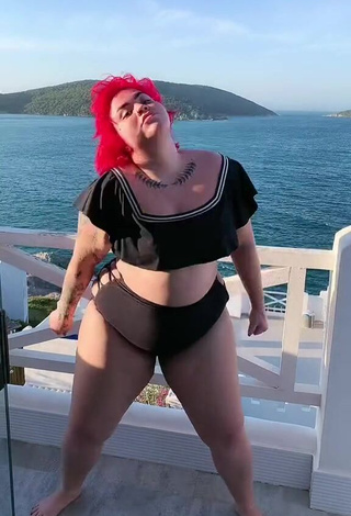 6. Hottest Alexia Tamira Shows Cleavage in Bikini