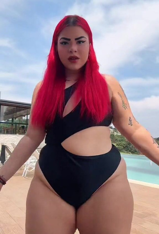 4. Hottie Alexia Tamira Shows Butt while Twerking