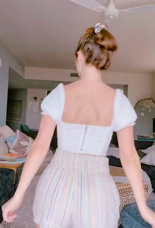 4. Sexy Amanda Cerny Shows Cleavage in White Corset while Twerking