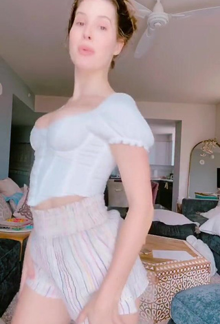 6. Sexy Amanda Cerny Shows Cleavage in White Corset while Twerking