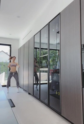 2. Amazing Amanda Cerny Shows Cleavage in Hot Sport Bra while Twerking