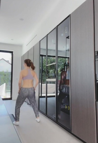 4. Amazing Amanda Cerny Shows Cleavage in Hot Sport Bra while Twerking