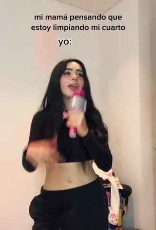 Amaranta Venegas Looks Sweetie in Black Crop Top while Twerking