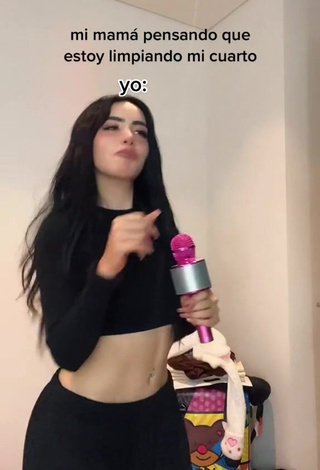 4. Amaranta Venegas Looks Sweetie in Black Crop Top while Twerking